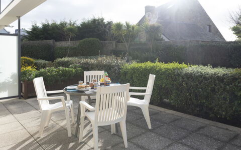 Résidence Villa Cassandre: Propriété, Maison, Meubles, Table, Pièce, Chalet, Herbe, Bâtiment, Arrière-Cour, Immobilier