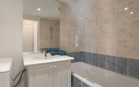 Résidence Villa Cassandre: Salle De Bains, Propriété, Pièce, Tuile, Mur, Robinet, Sol, Design Intérieur, Accessoire Salle De Bain, Immobilier