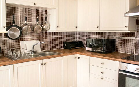 Old School: Cabinetry, Comptoir, Appareil De Cuisine, Cuisinière, Noir, Cuisine, Bâtiment, Bois, Cooktop, Électroménager