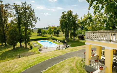 Zichy: Ciel, Nuage, Plante, Bâtiment, Arbre, L'Eau, Lot Terre, Maison, Piscine, Design Urbain