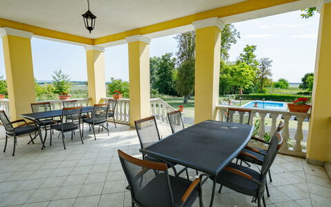 Zichy: Table, Meubles, Plante, Chaise, Ombre, Bois, Design Intérieur, Architecture, Ciel, Porche