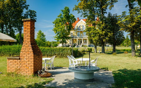 Zichy: Plante, Ciel, Propriété, Bâtiment, Arbre, Paysage Naturel, Lot Terre, Maison, Ombre, Herbe