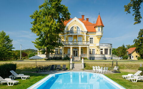 Zichy: L'Eau, Ciel, Plante, Nuage, Propriété, Bâtiment, Arbre, Piscine, Fenêtre, Loisir