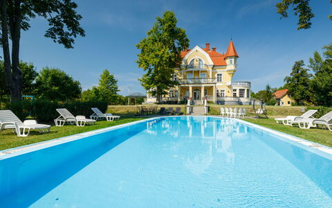 Zichy: L'Eau, Ciel, Plante, Piscine, Bâtiment, Nuage, Arbre, Bleu Azur, Maison, Loisir
