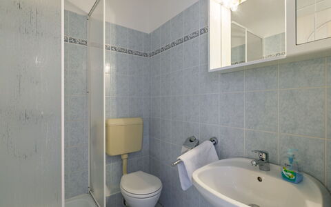 Zichy: Luminaire Plomberie, Propriété, Robinet, Évier, Bâtiment, Lavabo, Salle De Bains, Violet, Design Intérieur