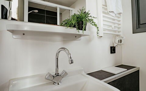 De Meerparel: Lavabo, Luminaire Plomberie, Design Intérieur, Évier, Robinet, Salle De Bains, Comptoir, Miroir, Sol, Plomberie