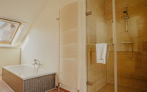 Penthouse: Sol, Luminaire Plomberie, Design Intérieur, Sol, Salle De Bains, Bois, Plafond, Baignoire, Plomberie, Éclairage