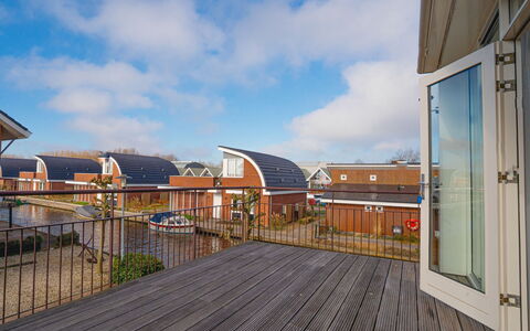 Penthouse: Composite, Porte, Plate-Forme, Tache De Bois, Brique, Dur, Daylighting, Balcon, Siding, Plante D'Appartement