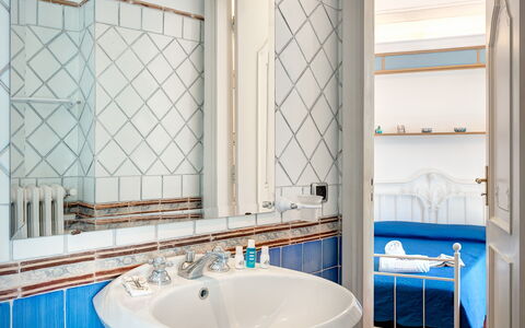 Palazzo Villa Dei Nobili: Robinet, Miroir, Propriété, Luminaire Plomberie, Évier, Blanc, Bleu, Bleu Azur, Salle De Bains, Design Intérieur