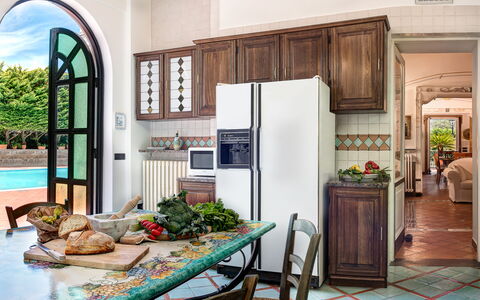 Palazzo Villa Dei Nobili: Cabinetry, Meubles, Comptoir, Vert, Bois, Plante, Cuisine, Design Intérieur, Fenêtre, Salon