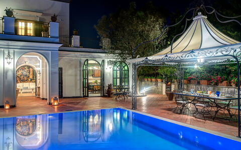 Palazzo Villa Dei Nobili: L'Eau, Propriété, Meubles, Piscine, Plante, Bleu, Bleu Azur, Bâtiment, Ciel, Arbre