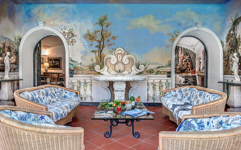 Palazzo Villa Dei Nobili: Table, Meubles, Décoration, Bleu, Chaise, Bleu Azur, Design Intérieur, Architecture, Bâtiment, Mobilier De Jardin