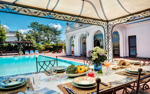 Palazzo Villa Dei Nobili: L'Eau, Propriété, Plante, Bleu Azur, Décoration, Ciel, Piscine, Design Intérieur, Table, Mobilier De Jardin