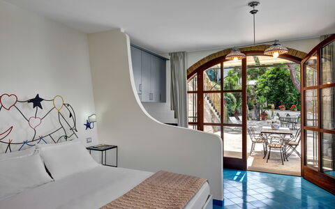 Appartamento Lobra: L'Eau, Meubles, Propriété, Bleu Azur, Confort, Plante, Design Intérieur, Ombre, Bois, Sol