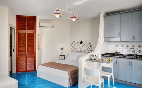 Appartamento Lobra: Propriété, Évier, Cabinetry, Bleu, Bleu Azur, Confort, Bois, Design Intérieur, Architecture, Porte