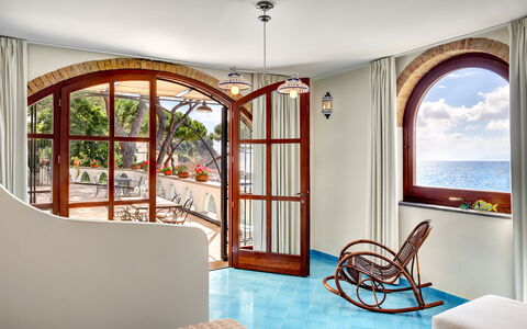 Appartamento Lobra: Bâtiment, Propriété, Fenêtre, Meubles, Bois, Ombre, Chaise, Confort, Design Intérieur, Plante D'Appartement