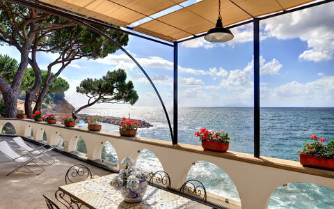 Appartamento Lobra: Ciel, L'Eau, Plante, Meubles, Propriété, Bâtiment, Fleur, Table, Pot De Fleur, Nuage