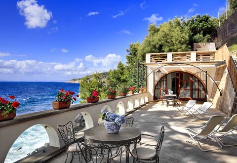 Appartamento Lobra: Ciel, Nuage, L'Eau, Propriété, Meubles, Plante, Bleu, Fleur, Chaise, Bleu Azur