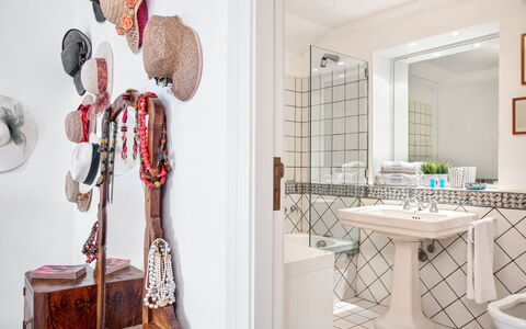 Country Lemonvilla: Miroir, Robinet, Blanc, Luminaire Plomberie, Salle De Bains, Évier, Design Intérieur, Bâtiment, Sol, Bois