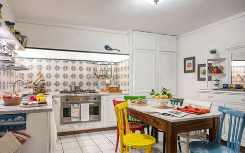 Country Lemonvilla: Table, Cabinetry, Propriété, Meubles, Comptoir, Cuisine, Éclairage, Design Intérieur, Orange, Sol