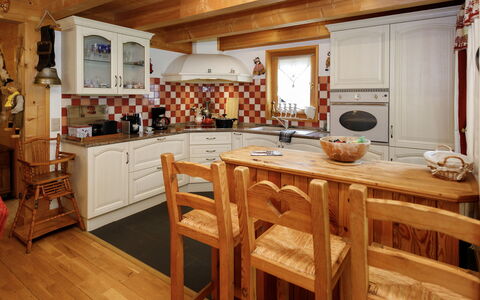 Dörfli: Cuisine, Meubles, Design Intérieur, Sol, Comptoir, Bois, Plafond, Appareil De Cuisine, Cabinetry, Sol