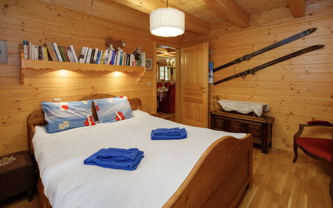 Dörfli: Meubles, Bois, Design Intérieur, Chambre, Lit, Drap De Lit, Pièce, Plafond, Sol, Sol