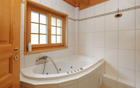 Dörfli: Baignoire, Luminaire Plomberie, Salle De Bains, Sol, Design Intérieur, Bois, Sol, Robinet, Plomberie