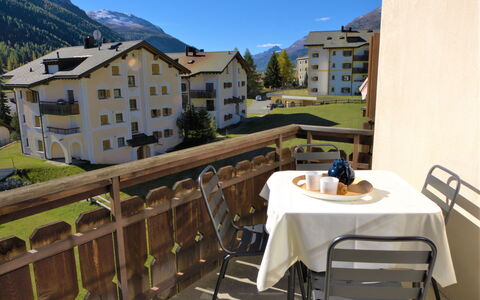 Chesa Arpschellas - Reis: Ciel, Bâtiment, Meubles, Table, Jour, Propriété, Chaise, Fenêtre, Montagne, Bois