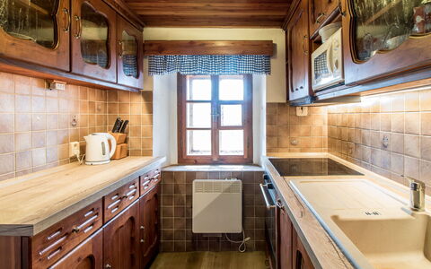 Lánov: Robinet, Cabinetry, Propriété, Évier, Comptoir, Fenêtre, Bois, Luminaire Plomberie, Cuisine, Bâtiment
