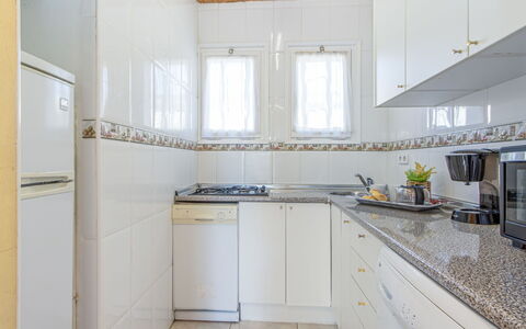 Ushi: Propriété, Pièce, Cuisine, Cabinetry, Bâtiment, Comptoir, Meubles, Design Intérieur, Maison, Jaune