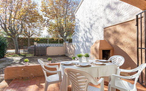 Ushi: Propriété, Pièce, Design Intérieur, Meubles, Table, Maison, Salle À Manger, Immobilier, Domicile, Bâtiment