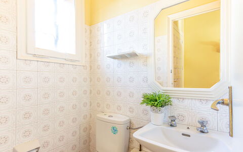 Ushi: Salle De Bains, Propriété, Pièce, Jaune, Design Intérieur, Mur, Tuile, Maison, Architecture, Accessoire Salle De Bain