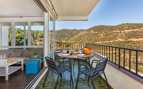 Seaview Salions: Table, Meubles, Propriété, Ciel, Bleu Azur, Bois, Ombre, Plante, Chaise, Design Intérieur