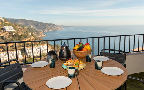 Seaview Salions: Table, Ciel, Vaisselle, Nuage, Meubles, Propriété, Chaise, Pot De Fleur, L'Eau, Aliments