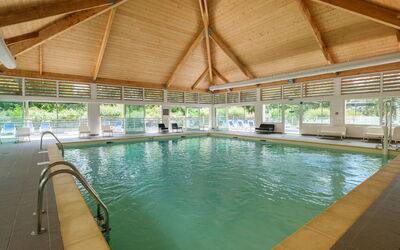 Saumur 649: Piscine, Centre De Loisirs, Loisir, Propriété, Bâtiment, Recours, Immobilier, Architecture, Plafond, Ombre
