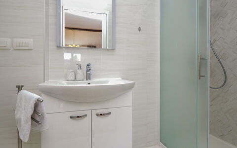 Villa Bloom Garden: Miroir, Robinet, Évier, Luminaire Plomberie, Lavabo, Salle De Bains, Design Intérieur, Armoire De Toilette, Sol