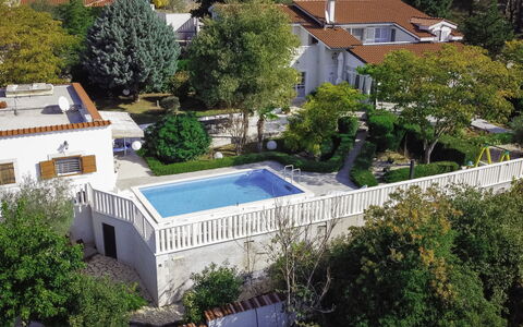Villa Bloom Garden: Bâtiment, Fenêtre, Arbre, Plante, Botanique, Architecture, Végétation, Design Urbain, Maison, Lot Terre