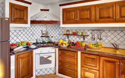 La Villa Dell'olio: Comptoir, Cabinetry, Propriété, Meubles, Cuisine, Bois, Tiroir, Design Intérieur, Sol, Tache De Bois