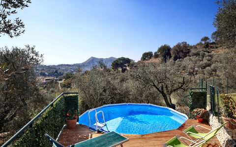 La Villa Dell'olio: Ciel, Ressources En Eau, L'Eau, Montagne, Feuille, Bleu Azur, Plante, Piscine, Arbre, Paysage Naturel