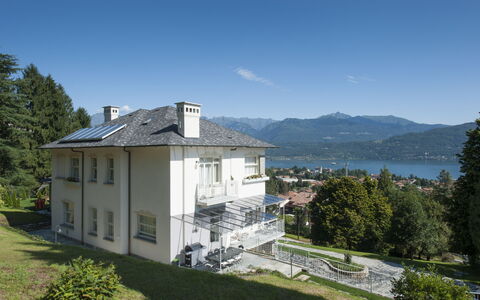 Villa Ermelinda: Ciel, Plante, Propriété, Bâtiment, L'Eau, Arbre, Nuage, Fenêtre, Montagne, Zone Résidentielle
