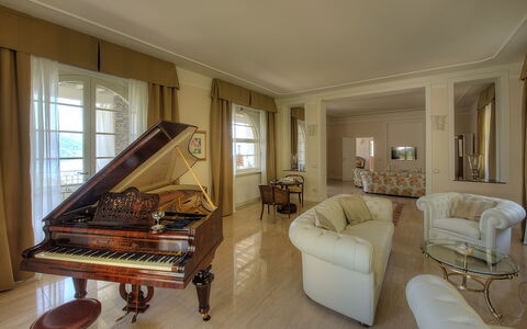 Villa Ermelinda: Meubles, Fenêtre, Cadre, Bâtiment, Design Intérieur, Canapé, Bois