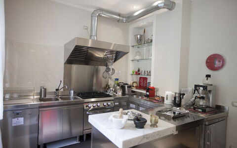 Villa Ermelinda: Cabinetry, Évier, Propriété, Comptoir, Evier, Appareil De Cuisine, Cuisinière, Robinet, Électroménager, Gaz Poele