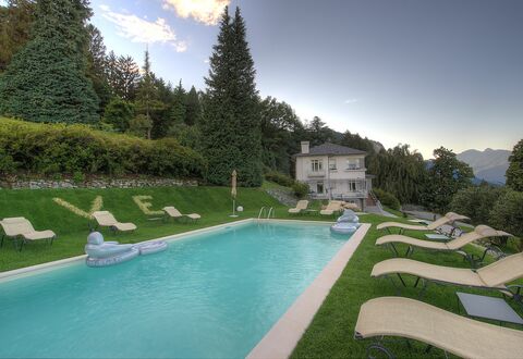Villa Ermelinda: L'Eau, Ciel, Plante, Nuage, Arbre, Piscine, Bâtiment, Paysage Naturel, Herbe, Loisir