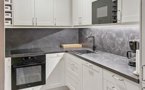 Villa Kaisla: Cuisine, Sol, Comptoir, Principaux Appliance, Appareil De Cuisine, Cabinetry, Domicile, Électroménager
