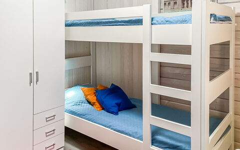 Villa Kaisla: Lit Superposé, Chambre, Lit, Étagère, Pièce, Dortoir, Rayonnage, Cadre De Lit, Literie, Hôtel