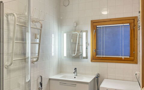 Villa Kaisla: Luminaire Plomberie, Sol, Design Intérieur, Sol, Salle De Bains, Plomberie, Robinet, Pièce, Douche, Plafond