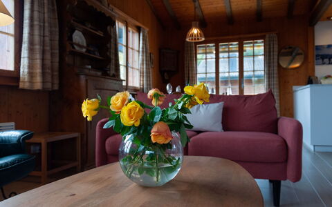 Petite Plaisance: Table, Fleur, Meubles, Fenêtre, Bâtiment, Plante, Vase, Bois, Design Intérieur, Canapé