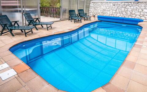 Malovidy: Bleu, Piscine, Propriété, Aqua, Mobilier De Jardin, Immobilier, Bleu Azur, Turquoise, Tuile