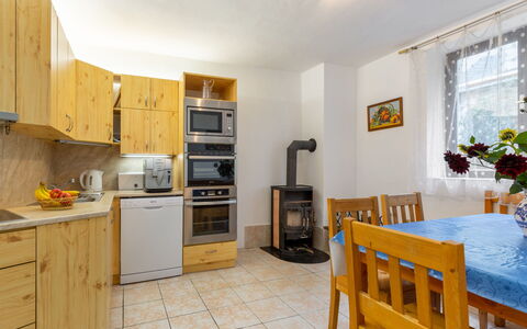 Malovidy: Comptoir, Cabinetry, Meubles, Appareil De Cuisine, Cuisinière, Tiroir, Bois, Cuisine, Orange, Électroménager