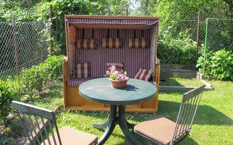 Brigitte: Plante, Meubles, Table, Propriété, Chaise, Vert, Tableau De Plein Air, Mobilier De Jardin, Bois, Herbe